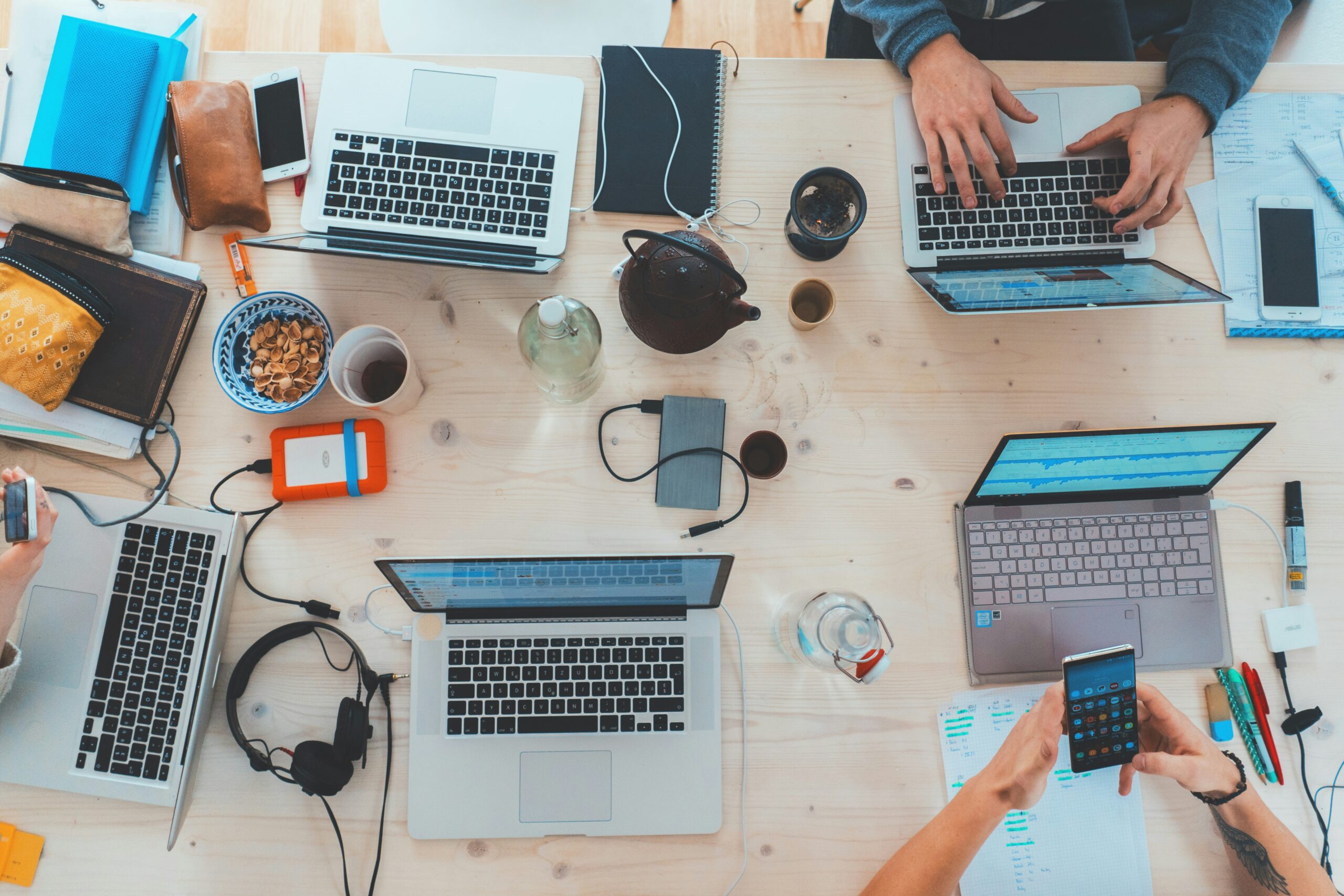 Equipo de trabajo usando ordenadores en una oficina